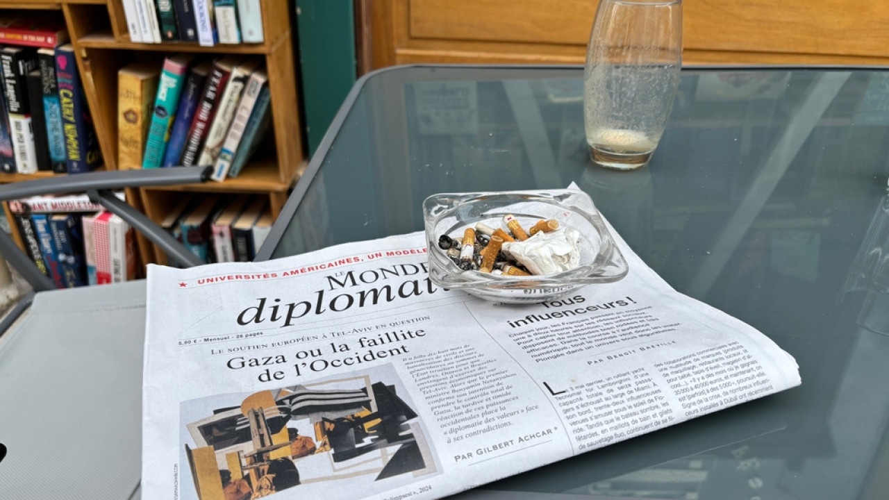 Ο Μακρόν θα τιμήσει με μετάλλιο τον τελευταίο πωλητή εφημερίδων του Παρισιού