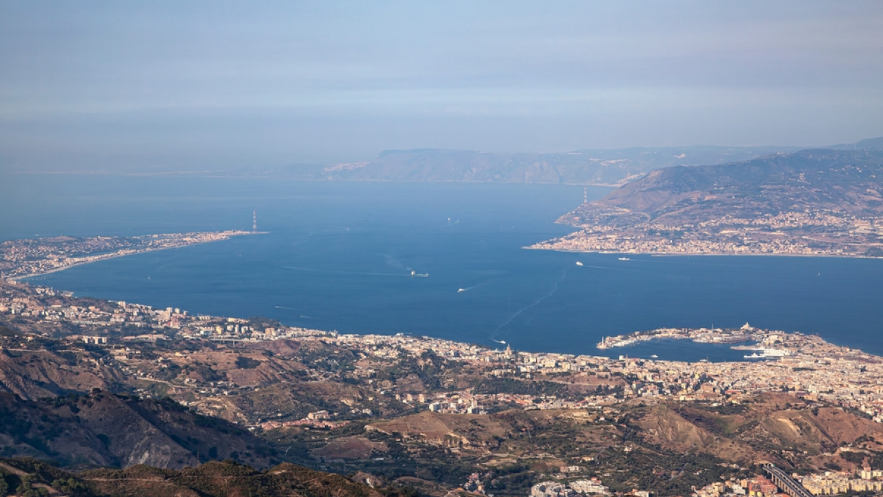 Ρώμη: Πράσινο φως για την κατασκευή γέφυρας που θα ενώνει τη Σικελία με την ηπειρωτική Ιταλία Ρώμη: Πράσινο φως για την κατασκευή γέφυρας που θα ενώνει τη Σικελία με την ηπειρωτική Ιταλία