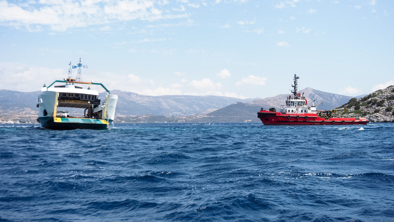 Εύβοια: Σε εξέλιξη η επιχείρηση αποκόλλησης του φέρι μποτ