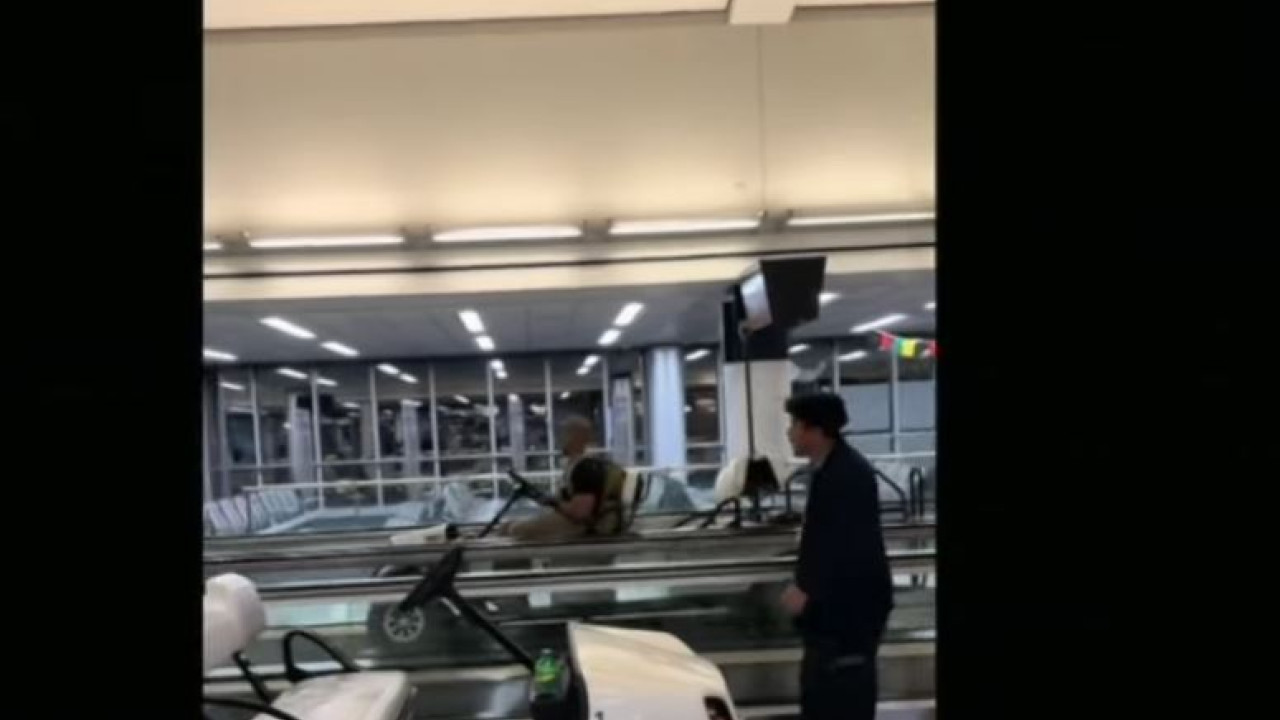 Μεθυσμένος επιβάτης «διέλυσε» το αεροδρόμιο του Μπάφαλο με καροτσάκι γκολφ Μεθυσμένος επιβάτης «διέλυσε» το αεροδρόμιο του Μπάφαλο με καροτσάκι γκολφ