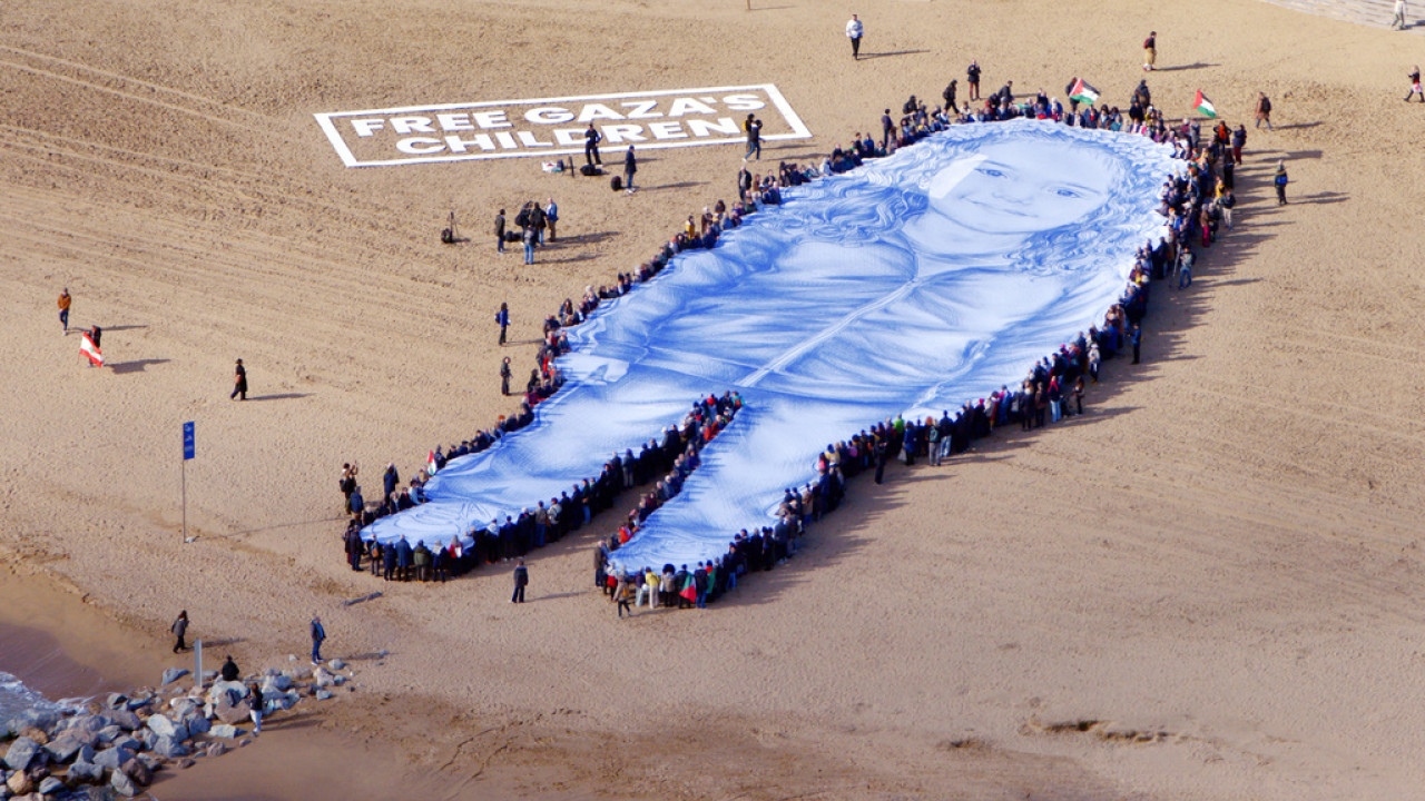Έ&nu;&alpha; &tau;&epsilon;&rho;ά&sigma;&tau;&iota;&omicron; &pi;&omicron;&rho;&tau;&rho;έ&tau;&omicron; &tau;&eta;&sigmaf; 5&chi;&rho;&omicron;&nu;&eta;&sigmaf; &pi;&omicron;&upsilon; &sigma;&kappa;&omicron;&tau;ώ&theta;&eta;&kappa;&epsilon; &sigma;&tau;&eta; &Gamma;ά&zeta;&alpha; &xi;&epsilon;&delta;&iota;&pi;&lambda;ώ&theta;&eta;&kappa;&epsilon; &sigma;&epsilon; &pi;&alpha;&rho;&alpha;&lambda;ί&alpha; &tau;&eta;&sigmaf; &Beta;&alpha;&rho;&kappa;&epsilon;&lambda;ώ&nu;&eta;&sigmaf; (&beta;ί&nu;&tau;&epsilon;&omicron;)