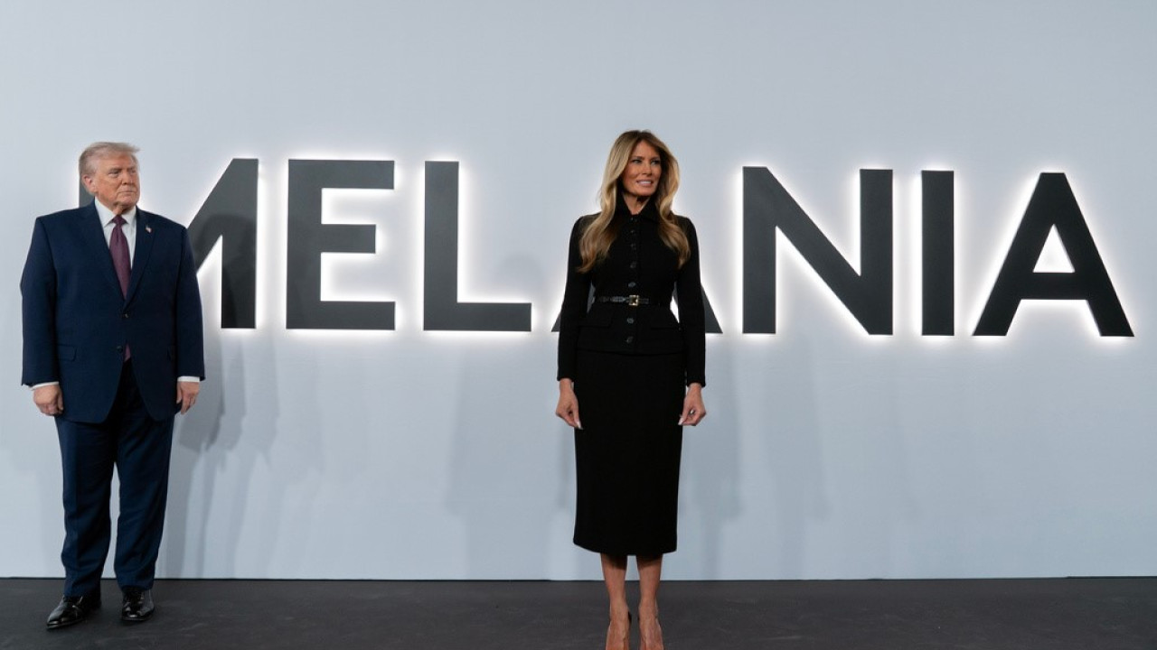 &Sigma;ή&mu;&epsilon;&rho;&alpha; &beta;&gamma;&alpha;ί&nu;&epsilon;&iota; &eta; &tau;&alpha;&iota;&nu;ί&alpha; &laquo;&Mu;&epsilon;&lambda;ά&nu;&iota;&alpha;&raquo; - &Sigma;&omicron;&beta;&alpha;&rho;ό&sigmaf; &kappa;&alpha;&iota; &upsilon;&pi;&epsilon;&rho;ή&phi;&alpha;&nu;&omicron;&sigmaf; &omicron; &Tau;&rho;&alpha;&mu;&pi; &sigma;&tau;&eta;&nu; avant premiere (&beta;ί&nu;&tau;&epsilon;&omicron;, &phi;&omega;&tau;&omicron;&gamma;&rho;&alpha;&phi;ί&epsilon;&sigmaf;) &nbsp;