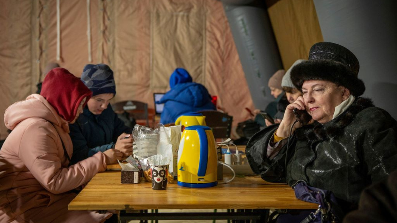 FT: &Gamma;&rho;&omicron;&iota;&lambda;&alpha;&nu;&delta;ί&alpha; &kappa;&alpha;&iota; &Gamma;ά&zeta;&alpha; έ&chi;&omicron;&upsilon;&nu; &alpha;&nu;&alpha;&beta;ά&lambda;&lambda;&epsilon;&iota; &tau;&alpha; &sigma;&chi;έ&delta;&iota;&alpha; &mu;&epsilon;&tau;&alpha;&pi;&omicron;&lambda;&epsilon;&mu;&iota;&kappa;ή&sigmaf; &beta;&omicron;ή&theta;&epsilon;&iota;&alpha;&sigmaf; &sigma;&tau;&omicron; &Kappa;ί&epsilon;&beta;&omicron;