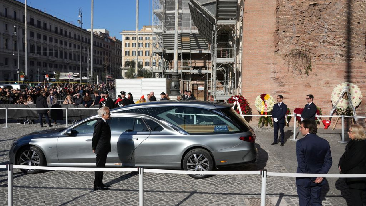 Addio Valentino: &Tau;&omicron; &tau;&epsilon;&lambda;&epsilon;&upsilon;&tau;&alpha;ί&omicron; &chi;&epsilon;&iota;&rho;&omicron;&kappa;&rho;ό&tau;&eta;&mu;&alpha; &gamma;&iota;&alpha; &tau;&omicron;&nu; &epsilon;&mu;&beta;&lambda;&eta;&mu;&alpha;&tau;&iota;&kappa;ό &mu;ό&delta;&iota;&sigma;&tau;&rho;&omicron;