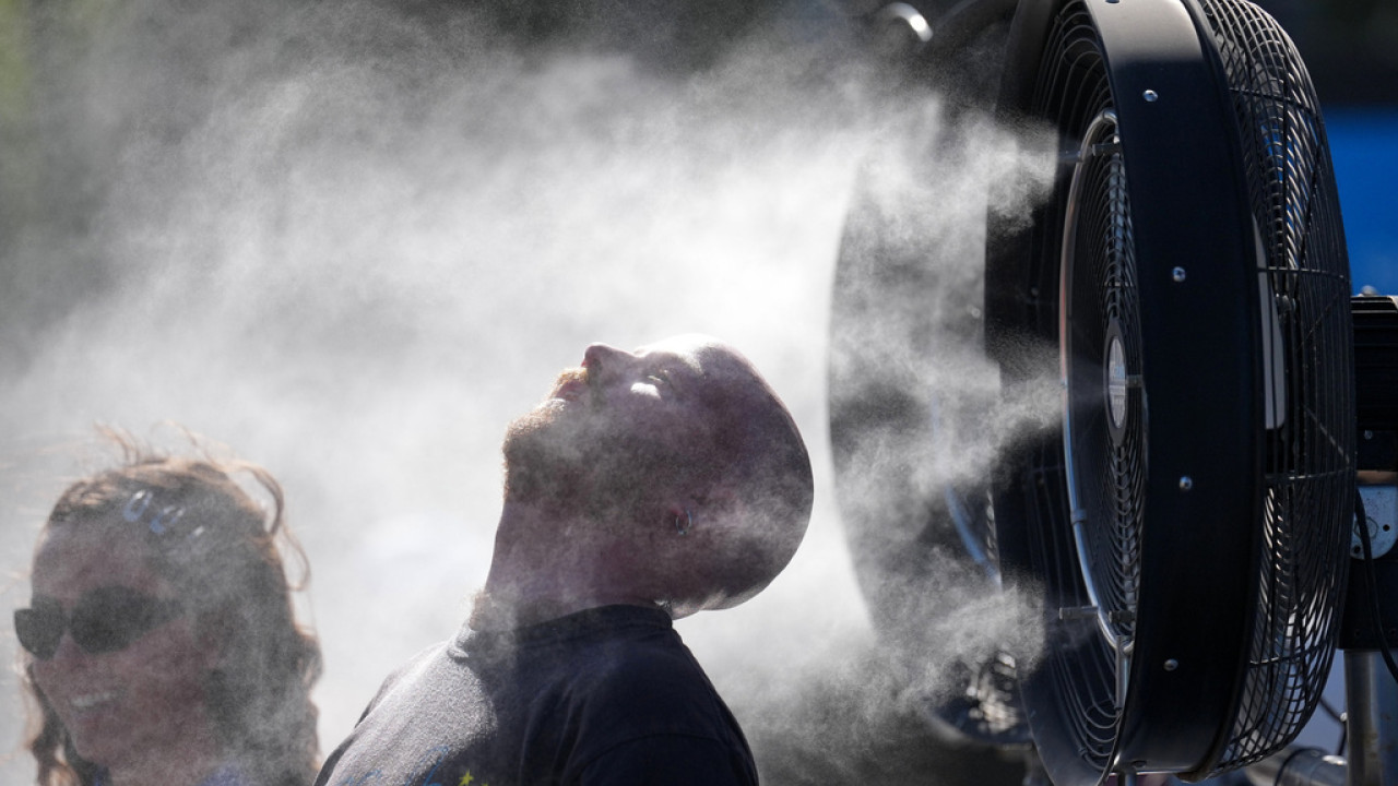 &Alpha;&upsilon;&sigma;&tau;&rho;&alpha;&lambda;ί&alpha;: &Alpha;&phi;ό&rho;&eta;&tau;&eta; &eta; &zeta;έ&sigma;&tau;&eta;, &pi;&lambda;&eta;&sigma;&iota;ά&zeta;&epsilon;&iota; &tau;&omicron;&upsilon;&sigmaf; 50 &beta;&alpha;&theta;&mu;&omicron;ύ&sigmaf; &kappa;&epsilon;&lambda;&sigma;ί&omicron;&upsilon; &tau;&omicron; &theta;&epsilon;&rho;&mu;ό&mu;&epsilon;&tau;&rho;&omicron;