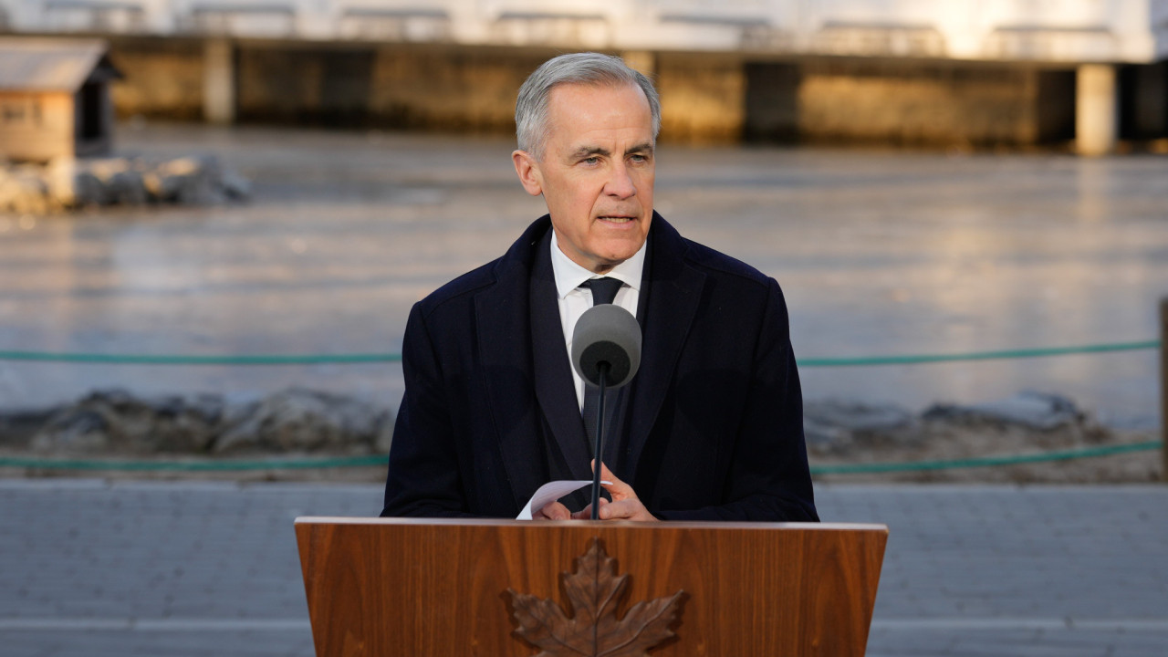 &Mu;&alpha;&rho;&kappa; &Kappa;ά&rho;&nu;&epsilon;ϊ &pi;&rho;&omicron;&sigmaf; &Nu;&tau;ό&nu;&alpha;&lambda;&nu;&tau; &Tau;&rho;&alpha;&mu;&pi;: &laquo;&Kappa;ά&tau;&omega; &tau;&alpha; &chi;έ&rho;&iota;&alpha; &alpha;&pi;ό &tau;&eta; &Gamma;&rho;&omicron;&iota;&lambda;&alpha;&nu;&delta;ί&alpha;&raquo;