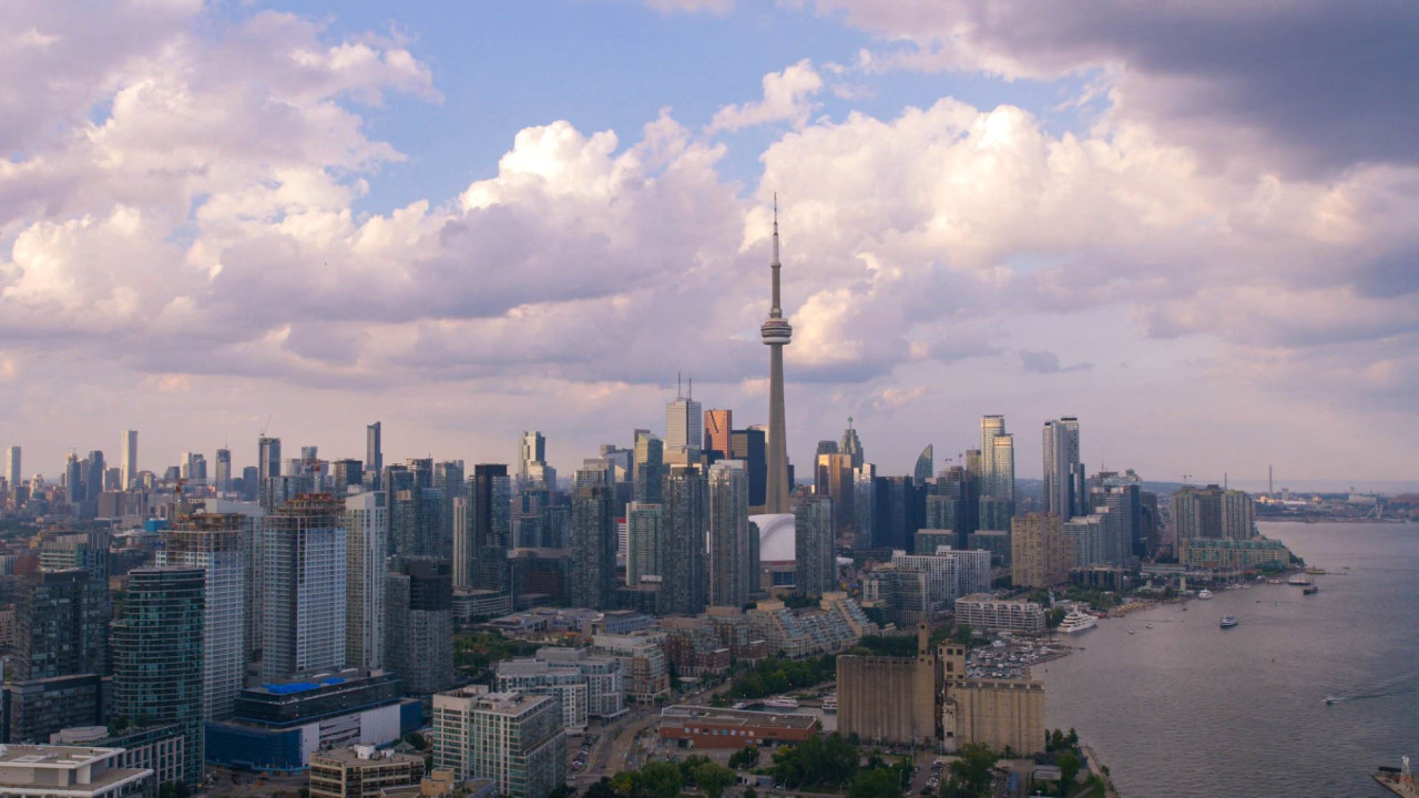 Happy Traveller &sigma;&tau;&omicron; &Tau;&omicron;&rho;ό&nu;&tau;&omicron; &tau;&omicron;&upsilon; &Kappa;&alpha;&nu;&alpha;&delta;ά: &Sigma;ά&beta;&beta;&alpha;&tau;&omicron; 17 &Iota;&alpha;&nu;&omicron;&upsilon;&alpha;&rho;ί&omicron;&upsilon; &sigma;&tau;&omicron;&nu; &Sigma;&Kappa;&Alpha;Ϊ - &Delta;&epsilon;ί&tau;&epsilon; &tau;&omicron; trailer