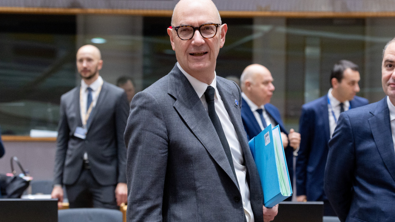 FT: &Pi;&rho;&omicron;&epsilon;&iota;&delta;&omicron;&pi;&omicron;ί&eta;&sigma;&eta; &Gamma;&alpha;&lambda;&lambda;ί&alpha;&sigmaf; &sigma;&tau;&iota;&sigmaf; &Eta;&Pi;&Alpha;- &Sigma;&epsilon; &kappa;ί&nu;&delta;&upsilon;&nu;&omicron; &omicron;&iota; &omicron;&iota;&kappa;&omicron;&nu;&omicron;&mu;&iota;&kappa;&omicron;ί &delta;&epsilon;&sigma;&mu;&omicron;ί &mu;&epsilon; &tau;&eta;&nu; &Epsilon;&upsilon;&rho;ώ&pi;&eta;&sigmaf; &sigma;&epsilon; &pi;&epsilon;&rho;ί&pi;&tau;&omega;&sigma;&eta; &epsilon;&iota;&sigma;&beta;&omicron;&lambda;ή&sigmaf; &sigma;&tau;&eta; &Gamma;&rho;&omicron;&iota;&lambda;&alpha;&nu;&delta;ί&alpha;