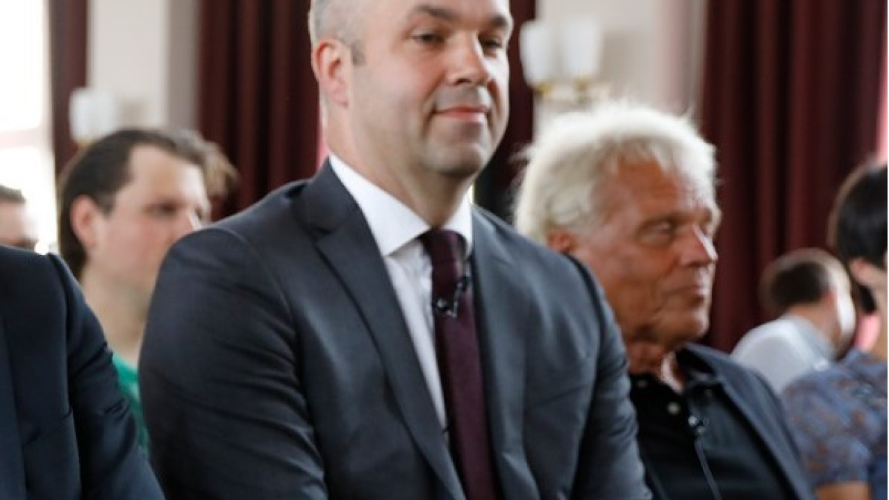 &Pi;&rho;ό&epsilon;&delta;&rho;&omicron;&sigmaf; DIW: &Eta; &alpha;&delta;&upsilon;&nu;&alpha;&mu;ί&alpha; &tau;&eta;&sigmaf; &Epsilon;&upsilon;&rho;ώ&pi;&eta;&sigmaf; &epsilon;&pi;&iota;&tau;&rho;έ&pi;&epsilon;&iota; &sigma;&tau;&omicron;&nu; &Tau;&rho;&alpha;&mu;&pi; &nu;&alpha; &epsilon;&kappa;&tau;&omicron;&xi;&epsilon;ύ&epsilon;&iota; &alpha;&pi;&epsilon;&iota;&lambda;έ&sigmaf;