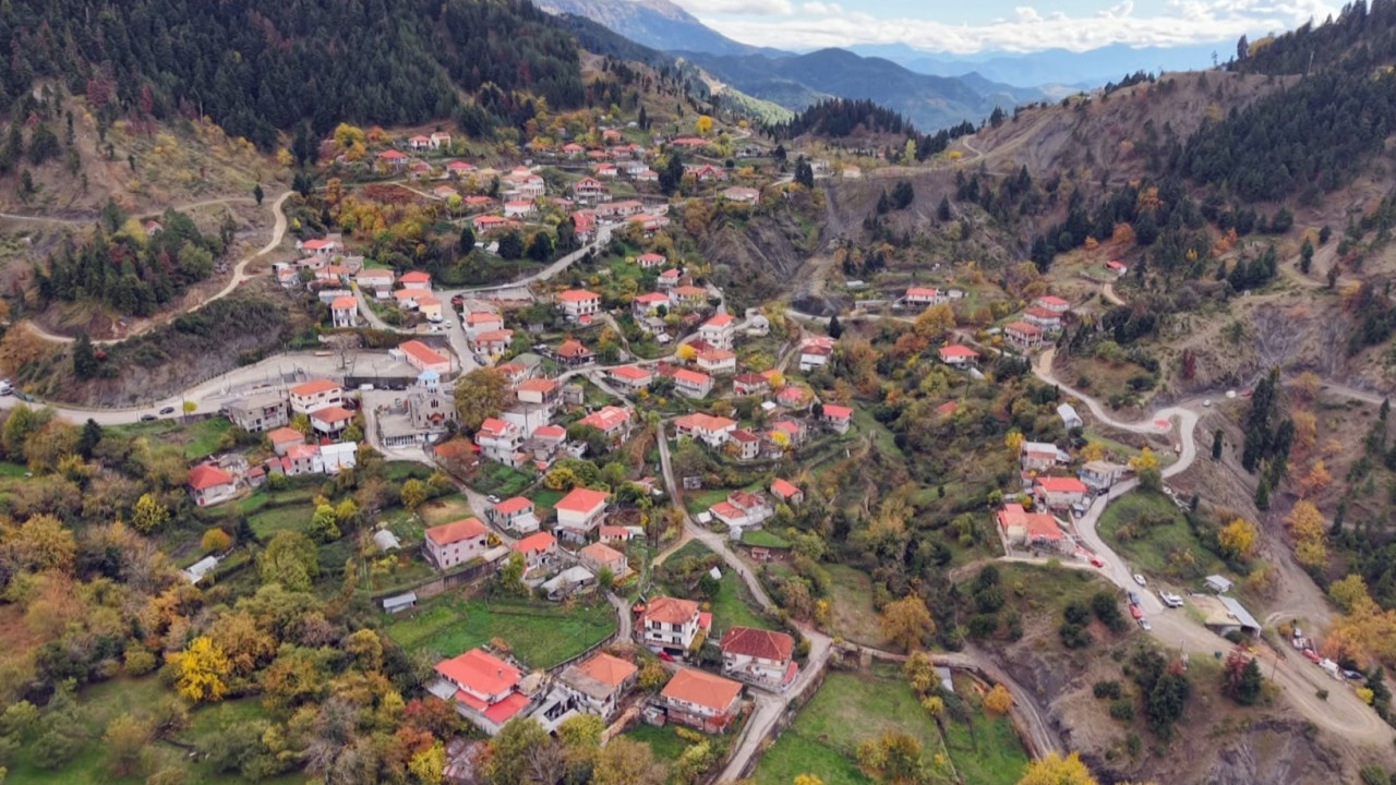 &laquo;Ό&pi;&omicron;&upsilon; &Upsilon;&pi;ά&rho;&chi;&epsilon;&iota; &Epsilon;&lambda;&lambda;ά&delta;&alpha;&raquo;: &Sigma;&upsilon;&nu;&epsilon;&chi;ί&zeta;&omicron;&upsilon;&mu;&epsilon; &tau;&omicron; &omicron;&delta;&omicron;&iota;&pi;&omicron;&rho;&iota;&kappa;ό &mu;&alpha;&sigmaf; &sigma;&tau;&eta;&nu; &Epsilon;&upsilon;&rho;&upsilon;&tau;&alpha;&nu;ί&alpha; (Trailer)