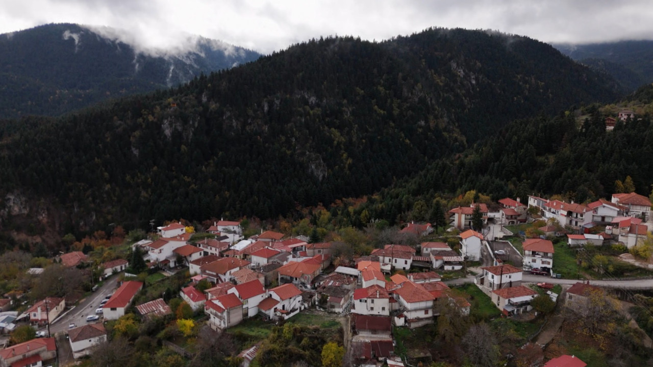 Ό&pi;&omicron;&upsilon; &Upsilon;&pi;ά&rho;&chi;&epsilon;&iota; &Epsilon;&lambda;&lambda;ά&delta;&alpha;: &Omicron;&lambda;&omicron;&kappa;&lambda;&eta;&rho;ώ&nu;&omicron;&upsilon;&mu;&epsilon; &tau;&eta;&nu; &epsilon;&beta;&delta;&omicron;&mu;ά&delta;&alpha; &sigma;&tau;&eta; &Phi;&theta;&iota;ώ&tau;&iota;&delta;&alpha; (Trailer)