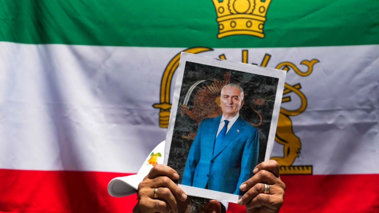 &laquo;&Chi;&omega;&rho;&iota;&sigma;&mu;έ&nu;&eta; &sigma;&tau;&alpha; &delta;ύ&omicron;&raquo; &eta; &alpha;&nu;&tau;&iota;&pi;&omicron;&lambda;ί&tau;&epsilon;&upsilon;&sigma;&eta; &sigma;&tau;&omicron; &Iota;&rho;ά&nu; - &Omicron;&iota; &mu;&omicron;&nu;&alpha;&rho;&chi;&iota;&kappa;&omicron;ί &kappa;&alpha;&iota; &omicron;&iota; &alpha;&rho;&iota;&sigma;&tau;&epsilon;&rho;&omicron;ί