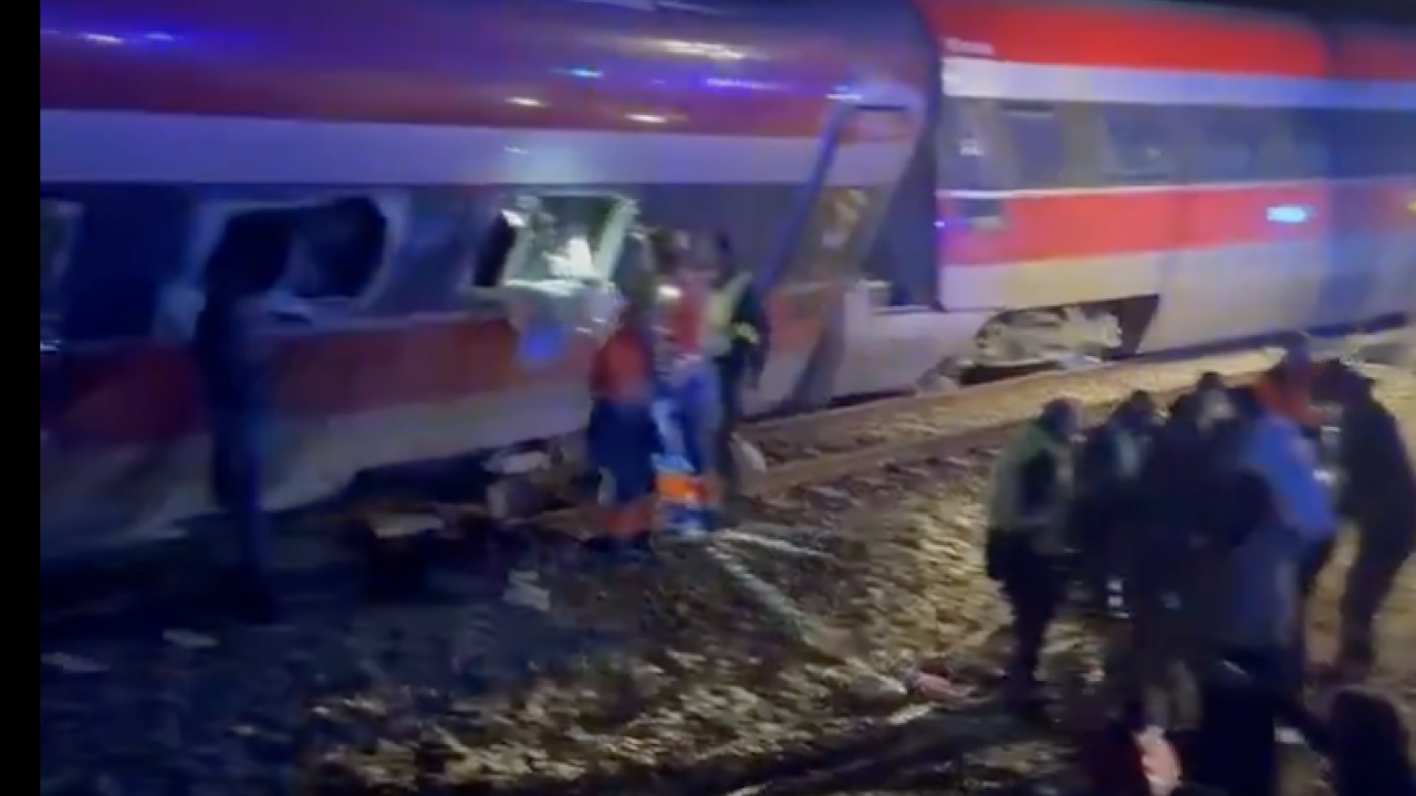 &Iota;&sigma;&pi;&alpha;&nu;ί&alpha;: &Epsilon;&kappa;&tau;&rho;&omicron;&chi;&iota;ά&sigma;&tau;&eta;&kappa;&alpha;&nu; &delta;ύ&omicron; &tau;&rho;έ&nu;&alpha; &upsilon;&psi;&eta;&lambda;ή&sigmaf; &tau;&alpha;&chi;ύ&tau;&eta;&tau;&alpha;&sigmaf; - &Alpha;&nu;&alpha;&phi;&omicron;&rho;έ&sigmaf; &gamma;&iota;&alpha; &nu;&epsilon;&kappa;&rho;&omicron;ύ&sigmaf; &kappa;&alpha;&iota; &pi;&omicron;&lambda;&lambda;&omicron;ύ&sigmaf; &tau;&rho;&alpha;&upsilon;&mu;&alpha;&tau;ί&epsilon;&sigmaf;