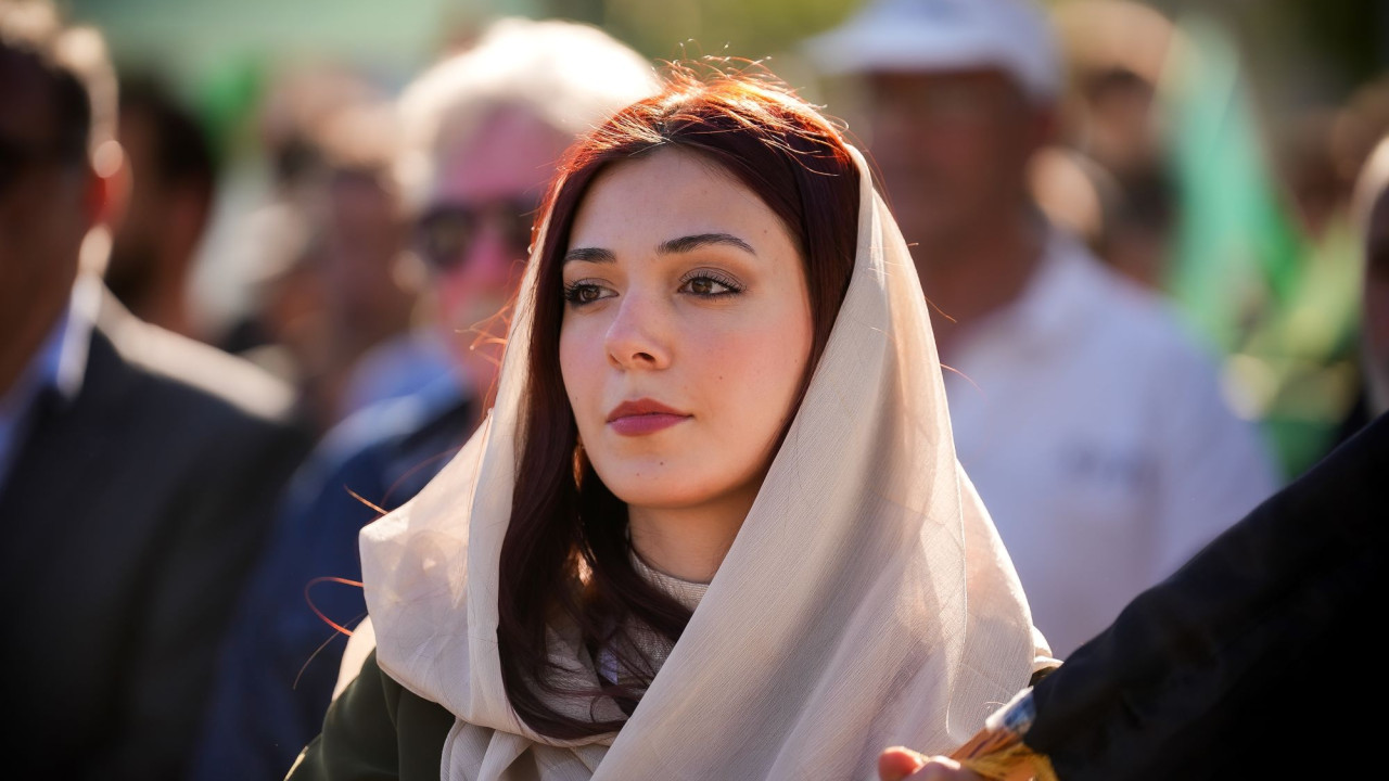 &Sigma;ά&lambda;&omicron;&sigmaf; &sigma;&tau;&eta; &Sigma;&upsilon;&rho;ί&alpha;: &Epsilon;&pi;&alpha;&rho;&chi;ί&alpha; &alpha;&pi;&alpha;&gamma;&omicron;&rho;&epsilon;ύ&epsilon;&iota; &tau;&omicron; &mu;&alpha;&kappa;&iota;&gamma;&iota;ά&zeta; &sigma;&epsilon; &gamma;&upsilon;&nu;&alpha;ί&kappa;&epsilon;&sigmaf; &pi;&omicron;&upsilon; &epsilon;&rho;&gamma;ά&zeta;&omicron;&nu;&tau;&alpha;&iota; &sigma;&epsilon; &delta;&eta;&mu;ό&sigma;&iota;&epsilon;&sigmaf; &upsilon;&pi;&eta;&rho;&epsilon;&sigma;ί&epsilon;&sigmaf;