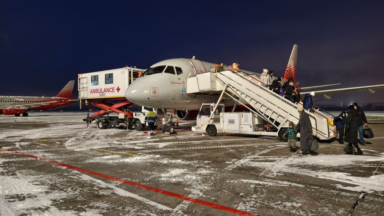 &Rho;&omega;&sigma;ί&alpha;: A&kappa;&upsilon;&rho;ώ&sigma;&epsilon;&iota;&sigmaf; &pi;&tau;ή&sigma;&epsilon;&omega;&nu; &sigma;&tau;&alpha; &alpha;&epsilon;&rho;&omicron;&delta;&rho;ό&mu;&iota;&alpha;, &lambda;ό&gamma;&omega; &delta;&iota;&alpha;&kappa;&omicron;&pi;ή&sigmaf; &sigma;&tau;&omicron; &sigma;ύ&sigma;&tau;&eta;&mu;&alpha; &kappa;&rho;&alpha;&tau;ή&sigma;&epsilon;&omega;&nu;