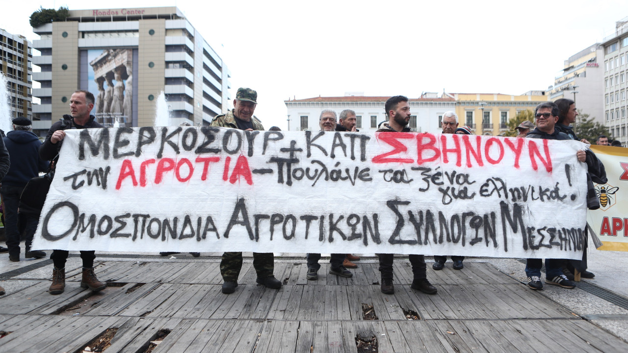 ΣΕ ΕΞΕΛΙΞΗ ΟΙ ΚΙΝΗΤΟΠΟΙΗΣΕΙΣ ΤΩΝ ΑΓΡΟΤΩΝ: ΚΛΕΙΣΤΟ ΤΟ ΣΥΝΤΑΓΜΑ, ΚΑΘ' ΟΔΟΝ ΤΑ ΤΡΑΚΤΕΡ