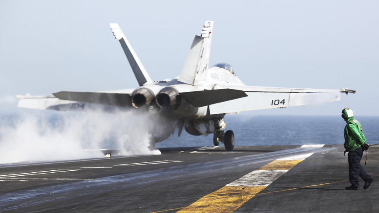 ΟΙ ΗΠΑ ΕΤΟΙΜΑΖΟΝΤΑΙ ΝΑ ΣΤΕΙΛΟΥΝ ΔΕΥΤΕΡΟ ΑΕΡΟΠΛΑΝΟΦΟΡΟ ΣΤΗ ΜΕΣΗ ΑΝΑΤΟΛΗ