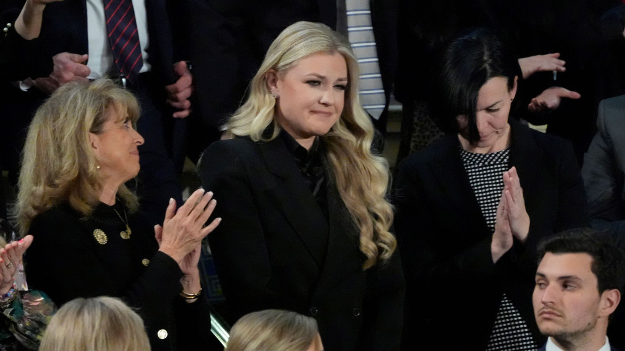 &Tau;&alpha; viral &tau;&eta;&sigmaf; &omicron;&mu;&iota;&lambda;ί&alpha;&sigmaf; &Tau;&rho;&alpha;&mu;&pi;: &Eta; &sigma;&upsilon;&gamma;&kappa;ί&nu;&eta;&sigma;&eta; &tau;&eta;&sigmaf; &chi;ή&rho;&alpha;&sigmaf; &Kappa;&epsilon;&rho;&kappa; &kappa;&alpha;&iota; &tau;&omicron; &mu;&epsilon;&tau;ά&lambda;&lambda;&iota;&omicron; &pi;&omicron;&upsilon; &alpha;&pi;έ&nu;&epsilon;&iota;&mu;&epsilon; &eta; &Mu;&epsilon;&lambda;ά&nu;&iota;&alpha; &sigma;&epsilon; &beta;&epsilon;&tau;&epsilon;&rho;ά&nu;&omicron; 100 &epsilon;&tau;ώ&nu;&nbsp;