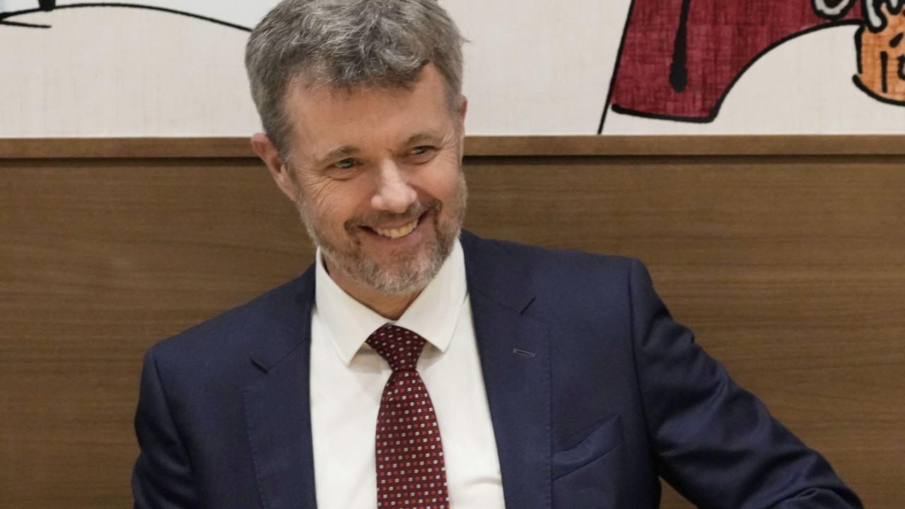 &Omicron; &beta;&alpha;&sigma;&iota;&lambda;&iota;ά&sigmaf; &tau;&eta;&sigmaf; &Delta;&alpha;&nu;ί&alpha;&sigmaf; &xi;&epsilon;&kappa;&iota;&nu;ά &tau;&rho;&iota;ή&mu;&epsilon;&rho;&eta; &epsilon;&pi;ί&sigma;&kappa;&epsilon;&psi;&eta; &sigma;&tau;&eta; &Gamma;&rho;&omicron;&iota;&lambda;&alpha;&nu;&delta;ί&alpha;, &gamma;&iota;&alpha; &nu;&alpha; &beta;&rho;&epsilon;&theta;&epsilon;ί &kappa;&omicron;&nu;&tau;ά &sigma;&tau;&omicron;&upsilon;&sigmaf; &upsilon;&pi;&eta;&kappa;ό&omicron;&upsilon;&sigmaf; &tau;&omicron;&upsilon;