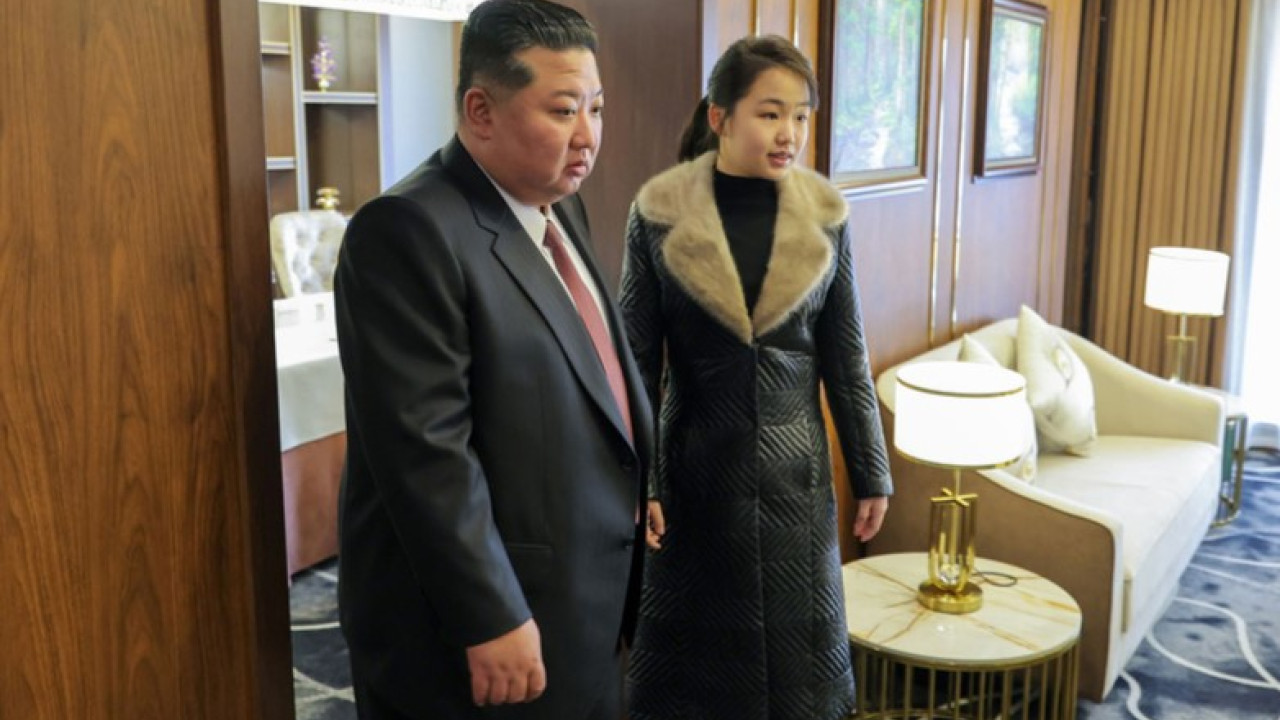 &Omicron; &Kappa;&iota;&mu; &Gamma;&iota;&omicron;&nu;&gamma;&kappa; &Omicron;&upsilon;&nu; &omicron;&rho;ί&zeta;&epsilon;&iota; &tau;&eta;&nu; &kappa;ό&rho;&eta; &tau;&omicron;&upsilon; &omega;&sigmaf; &delta;&iota;ά&delta;&omicron;&chi;ό &tau;&omicron;&upsilon;&nbsp;- &Tau;&iota; &gamma;&nu;&omega;&rho;ί&zeta;&omicron;&upsilon;&mu;&epsilon; &gamma;&iota;&alpha; &tau;&eta;&nu; &Kappa;&iota;&mu; &Gamma;&iota;&omicron;&upsilon; Ά&epsilon;