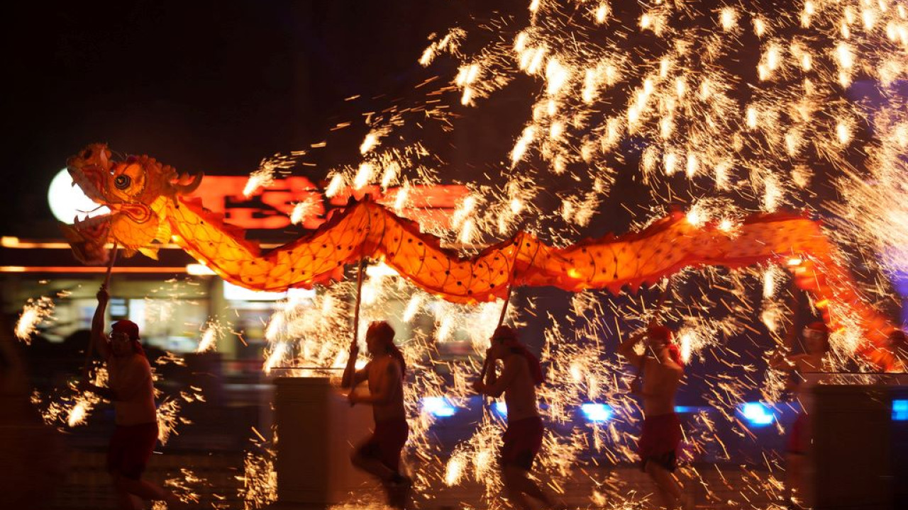 ΤΡΑΓΩΔΙΑ ΣΤΗΝ ΚΙΝΑ, ΕΝΩ ΓΙΟΡΤΑΖΕΤΑΙ Η ΠΡΩΤΟΧΡΟΝΙΑ: 12 ΝΕΚΡΟΙ ΑΠΟ ΕΚΡΗΞΗ ΚΑΙ ΠΥΡΚΑΓΙΑ ΣΕ ΚΑΤΑΣΤΗΜΑ ΜΕ ΠΥΡΟΤΕΧΝΗΜΑΤΑ