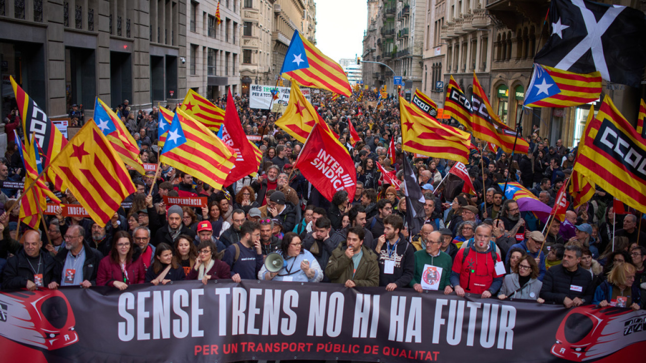 &Iota;&sigma;&pi;&alpha;&nu;ί&alpha;: &Alpha;&upsilon;&xi;ά&nu;&omicron;&nu;&tau;&alpha;&iota; &omicron;&iota; &epsilon;&pi;&epsilon;&nu;&delta;ύ&sigma;&epsilon;&iota;&sigmaf; &sigma;&tau;&omicron; &sigma;&iota;&delta;&eta;&rho;&omicron;&delta;&rho;&omicron;&mu;&iota;&kappa;ό &delta;ί&kappa;&tau;&upsilon;&omicron;, &alpha;&nu;&alpha;&sigma;&tau;έ&lambda;&lambda;&epsilon;&tau;&alpha;&iota; &eta; &alpha;&pi;&epsilon;&rho;&gamma;ί&alpha;