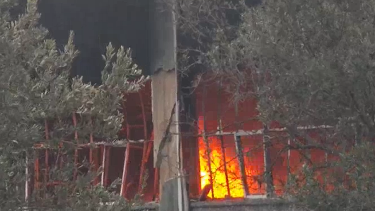 ΦΩΤΙΑ ΣΕ ΕΠΙΧΕΙΡΗΣΗ ΜΕ ΑΘΛΗΤΙΚΑ ΕΙΔΗ ΣΤΑ ΣΠΑΤΑ