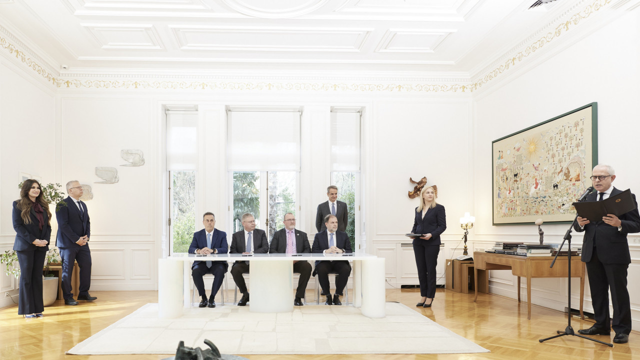 Έ&pi;&epsilon;&sigma;&alpha;&nu; &omicron;&iota; &upsilon;&pi;&omicron;&gamma;&rho;&alpha;&phi;έ&sigmaf; &mu;&epsilon;&tau;&alpha;&xi;ύ &Delta;&eta;&mu;&omicron;&sigma;ί&omicron;&upsilon; &kappa;&alpha;&iota; Chevron - HelleniQ Energy