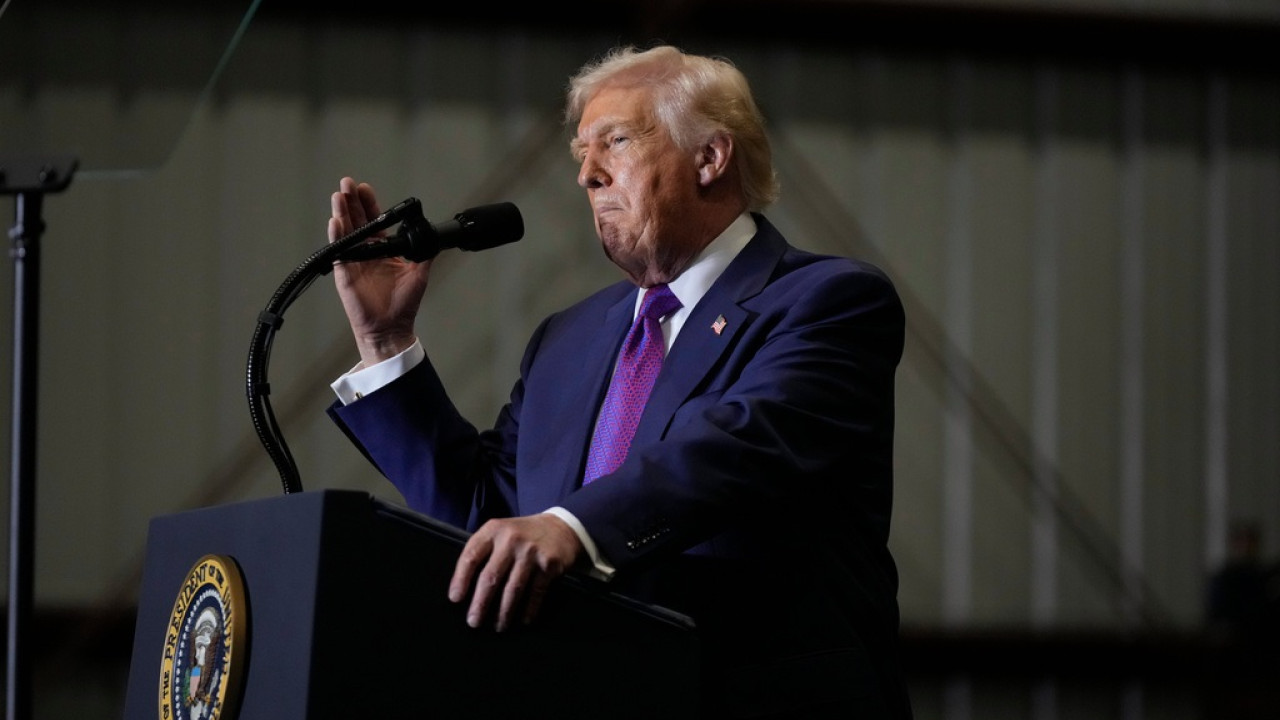 &Omicron; &Tau;&rho;&alpha;&mu;&pi; &sigma;&chi;&epsilon;&delta;&iota;ά&zeta;&epsilon;&iota; &pi;&lambda;ή&gamma;&mu;&alpha; &sigma;&tau;&omicron; &Iota;&rho;ά&nu;, &alpha;&lambda;&lambda;ά &delta;&epsilon;&nu; &epsilon;&xi;&eta;&gamma;&epsilon;ί &laquo;&gamma;&iota;&alpha;&tau;ί&raquo; ή &laquo;&gamma;&iota;&alpha;&tau;ί &tau;ώ&rho;&alpha;&raquo;