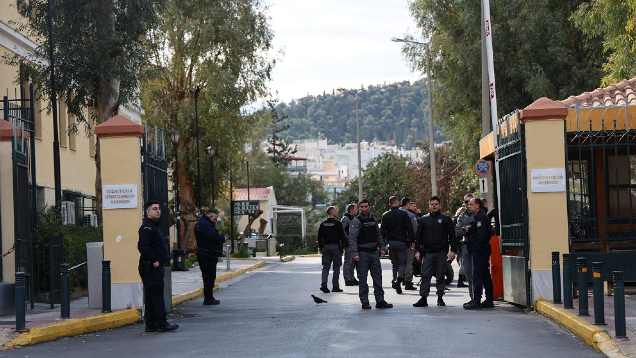 &Alpha;&pi;&epsilon;&iota;&lambda;&eta;&tau;&iota;&kappa;ό &tau;&eta;&lambda;&epsilon;&phi;ώ&nu;&eta;&mu;&alpha; &gamma;&iota;&alpha; &beta;ό&mu;&beta;&alpha; &sigma;&tau;&alpha; &delta;&iota;&kappa;&alpha;&sigma;&tau;ή&rho;&iota;&alpha; &tau;&eta;&sigmaf; &Epsilon;&upsilon;&epsilon;&lambda;&pi;ί&delta;&omega;&nu; - &Epsilon;&kappa;&kappa;&epsilon;&nu;ώ&theta;&eta;&kappa;&epsilon; &omicron; &chi;ώ&rho;&omicron;&sigmaf; (&Beta;ί&nu;&tau;&epsilon;&omicron;)