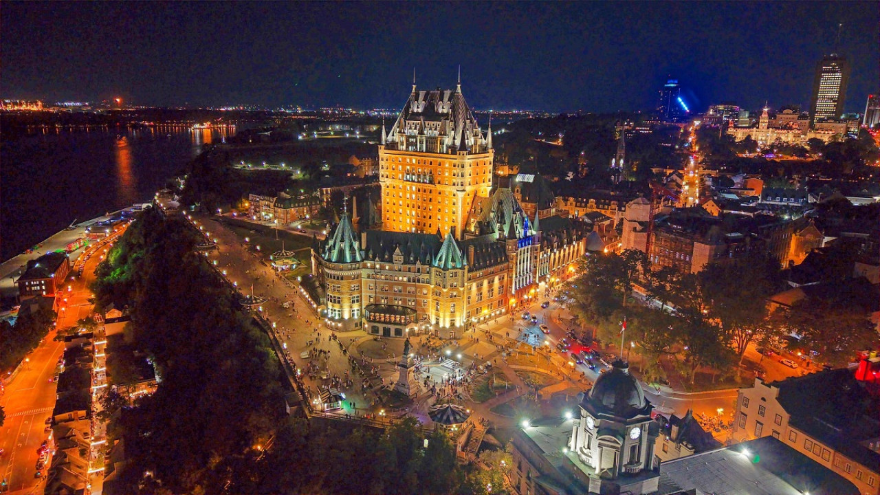 Happy Traveller &sigma;&tau;&omicron; &Kappa;&epsilon;&mu;&pi;έ&kappa; &tau;&omicron;&upsilon; &Kappa;&alpha;&nu;&alpha;&delta;ά: &Sigma;ά&beta;&beta;&alpha;&tau;&omicron; 14 &Phi;&epsilon;&beta;&rho;&omicron;&upsilon;&alpha;&rho;ί&omicron;&upsilon; &sigma;&tau;&iota;&sigmaf; 14:40, &sigma;&tau;&omicron;&nu; &Sigma;&Kappa;&Alpha;Ϊ - &Delta;&epsilon;ί&tau;&epsilon; trailer