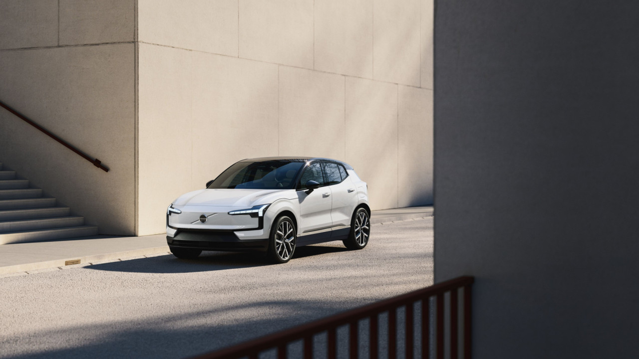 Volvo EX30: &Mu;&epsilon; &nu;έ&epsilon;&sigmaf; &lambda;&epsilon;&iota;&tau;&omicron;&upsilon;&rho;&gamma;ί&epsilon;&sigmaf; &kappa;&alpha;&iota; &sigma;&chi;&epsilon;&delta;&iota;&alpha;&sigma;&tau;&iota;&kappa;έ&sigmaf; &alpha;&nu;&alpha;&beta;&alpha;&theta;&mu;ί&sigma;&epsilon;&iota;&sigmaf;