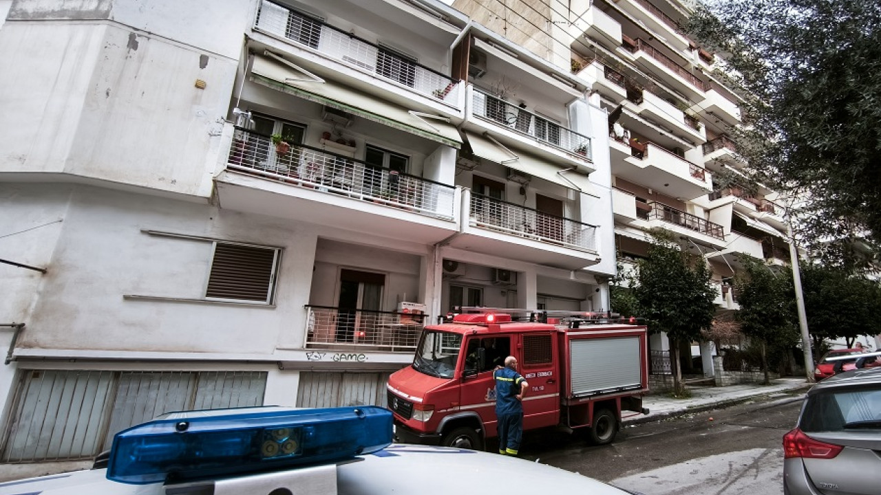 ΘΕΣΣΑΛΟΝΙΚΗ: ΕΚΡΗΞΗ ΣΕ ΔΙΑΜΕΡΙΣΜΑ ΣΤΗΝ ΚΑΛΑΜΑΡΙΑ - ΣΤΟ ΣΗΜΕΙΟ ΠΥΡΟΣΒΕΣΤΙΚΗ ΚΑΙ ΕΚΑΒ