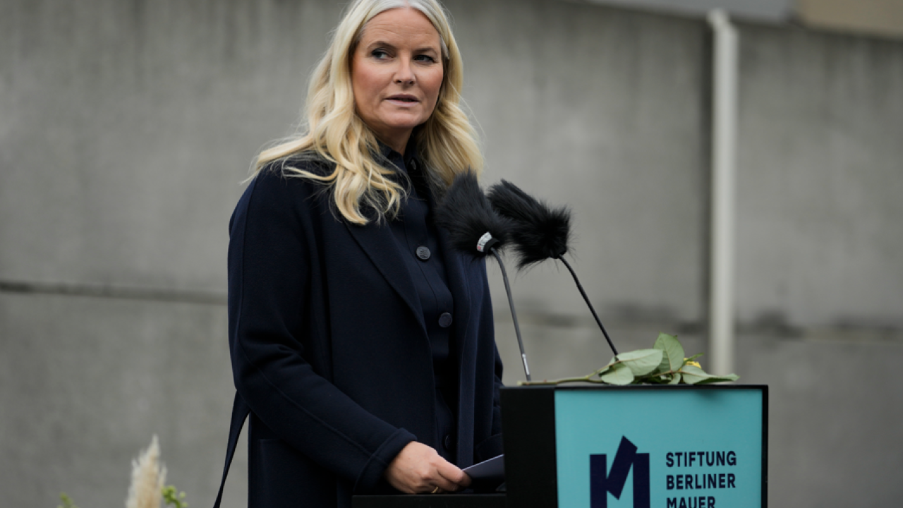 ΜΕΤΕ-ΜΑΡΙΤ: «ΖΗΤΩ ΣΥΓΓΝΩΜΗ ΑΠΟ ΤΟ ΒΑΣΙΛΙΑ ΚΑΙ ΤΗ ΒΑΣΙΛΙΣΣΑ»