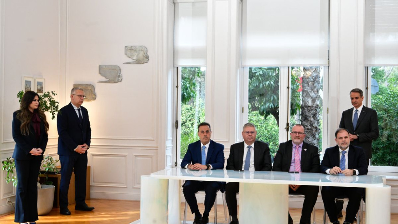 &Mu;&pi;ή&kappa;&alpha;&nu; &omicron;&iota; &upsilon;&pi;&omicron;&gamma;&rho;&alpha;&phi;έ&sigmaf; &mu;&epsilon;&tau;&alpha;&xi;ύ &Delta;&eta;&mu;&omicron;&sigma;ί&omicron;&upsilon; &kappa;&alpha;&iota; Chevron - HelleniQ Energy