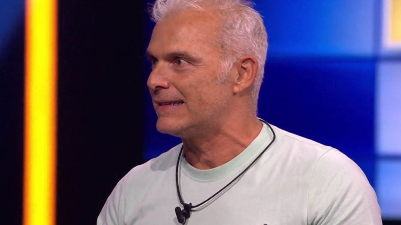 &laquo;The Floor&raquo;: &Eta; &Lambda;ί&alpha; &Zeta;. &mu;&pi;&lambda;ό&kappa;&alpha;&rho;&epsilon; &kappa;&alpha;&iota; έ&delta;&omega;&sigma;&epsilon; &tau;&eta; &nu;ί&kappa;&eta; &kappa;&alpha;&iota; &tau;&omicron; έ&pi;&alpha;&theta;&lambda;&omicron; &tau;&omega;&nu; 2.000 &epsilon;&upsilon;&rho;ώ &sigma;&tau;&omicron;&nu; &Delta;&eta;&mu;ή&tau;&rho;&eta; &Kappa;&omicron;&upsilon;&mu;. (&Beta;ί&nu;&tau;&epsilon;&omicron;)