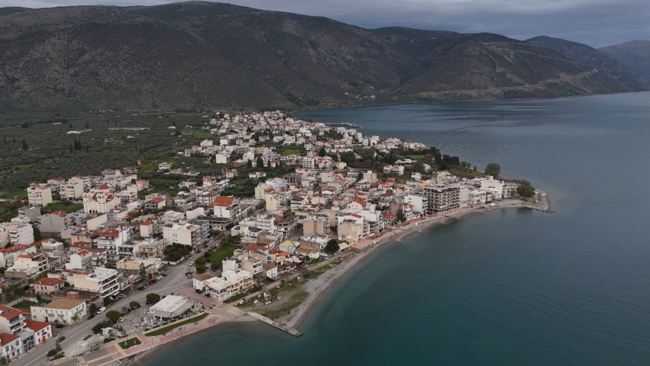 &laquo;Ό&pi;&omicron;&upsilon; &upsilon;&pi;ά&rho;&chi;&epsilon;&iota; &Epsilon;&lambda;&lambda;ά&delta;&alpha;&raquo;: &Epsilon;&nu;&delta;&iota;&alpha;&phi;έ&rho;&omicron;&nu;&tau;&alpha; &rho;&epsilon;&pi;&omicron;&rho;&tau;ά&zeta; &alpha;&pi;ό &Phi;&omega;&kappa;ί&delta;&alpha; (Trailer)