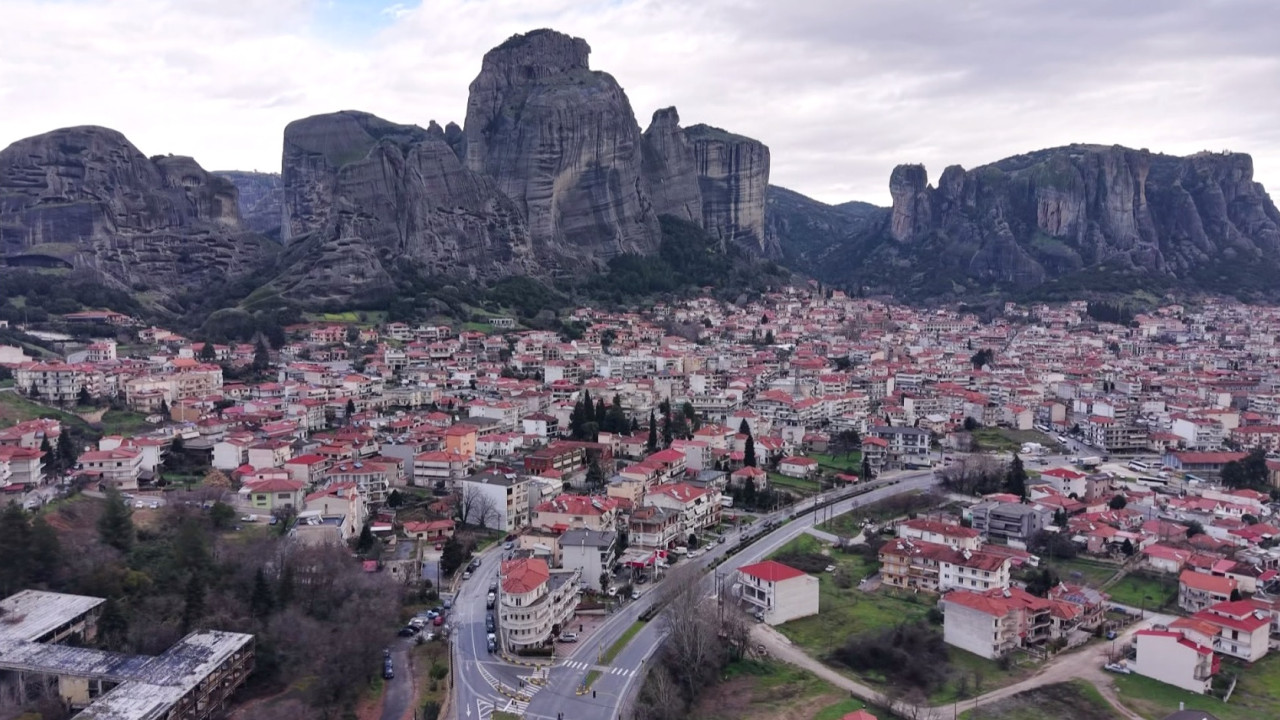 &laquo;Ό&pi;&omicron;&upsilon; &Upsilon;&pi;ά&rho;&chi;&epsilon;&iota; &Epsilon;&lambda;&lambda;ά&delta;&alpha;&raquo;: &Sigma;&upsilon;&nu;&epsilon;&chi;ί&zeta;&omicron;&upsilon;&mu;&epsilon; &tau;&omicron; &omicron;&delta;&omicron;&iota;&pi;&omicron;&rho;&iota;&kappa;ό &sigma;&tau;&alpha; &Tau;&rho;ί&kappa;&alpha;&lambda;&alpha; - &Delta;&epsilon;ί&tau;&epsilon; &tau;&omicron; trailer