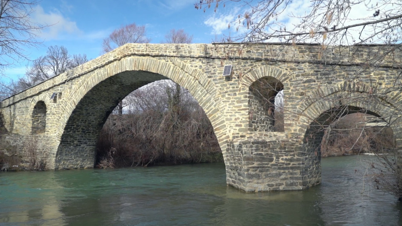 &laquo;Ό&pi;&omicron;&upsilon; &Upsilon;&pi;ά&rho;&chi;&epsilon;&iota; &Epsilon;&lambda;&lambda;ά&delta;&alpha;&raquo;: &Tau;&omicron; &sigma;&kappa;&eta;&nu;&iota;&kappa;ό &mu;&epsilon;&tau;&alpha;&phi;έ&rho;&epsilon;&tau;&alpha;&iota; &sigma;&tau;&alpha; &Gamma;&rho;&epsilon;&beta;&epsilon;&nu;ά - &Delta;&epsilon;ί&tau;&epsilon; &tau;&omicron; trailer