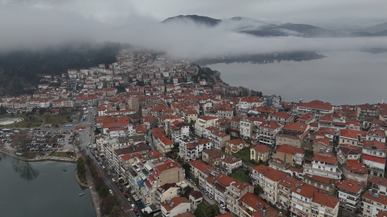 &laquo;Ό&pi;&omicron;&upsilon; &Upsilon;&pi;ά&rho;&chi;&epsilon;&iota; &Epsilon;&lambda;&lambda;ά&delta;&alpha;&raquo;: &Eta; &epsilon;&beta;&delta;&omicron;&mu;ά&delta;&alpha; &omicron;&lambda;&omicron;&kappa;&lambda;&eta;&rho;ώ&nu;&epsilon;&tau;&alpha;&iota; &sigma;&tau;&eta;&nu; &pi;&alpha;&nu;έ&mu;&omicron;&rho;&phi;&eta; &Kappa;&alpha;&sigma;&tau;&omicron;&rho;&iota;ά (Trailer)