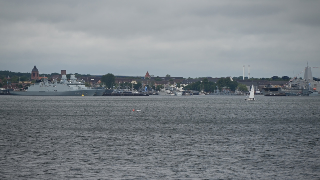 ΔΥΟ ΣΥΛΛΗΨΕΙΣ, Ο ΕΝΑΣ ΕΛΛΗΝΑΣ, ΓΙΑ ΑΠΟΠΕΙΡΑ ΣΑΜΠΟΤΑΖ ΣΕ ΠΟΛΕΜΙΚΑ ΠΛΟΙΑ ΣΤΟ ΑΜΒΟΥΡΓΟ