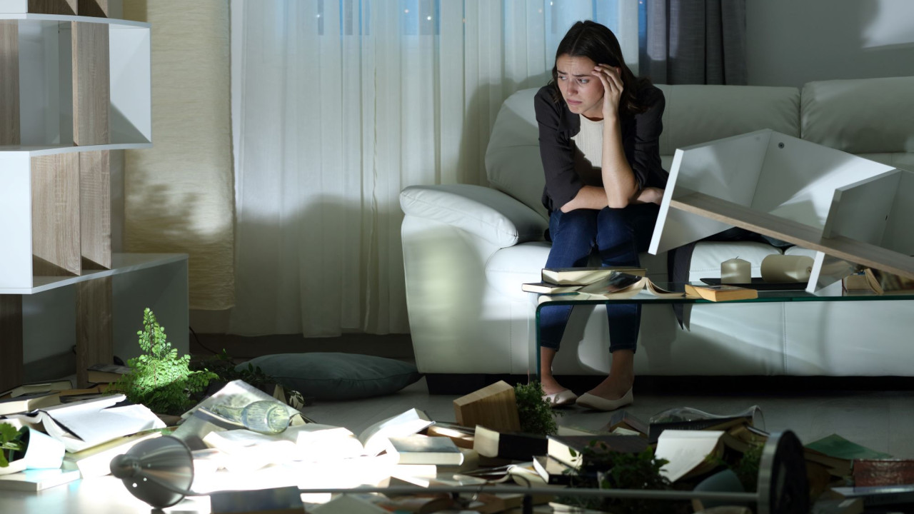 &Nu;&epsilon;&alpha;&rho;ό&sigmaf; &delta;&iota;έ&rho;&rho;&eta;&xi;&epsilon; &sigma;&tau;&omicron; &sigma;&pi;ί&tau;&iota; &tau;&eta;&sigmaf; &pi;&rho;ώ&eta;&nu; &kappa;&omicron;&pi;έ&lambda;&alpha;&sigmaf; &tau;&omicron;&upsilon; &kappa;&alpha;&iota; &tau;&omicron; έ&kappa;&alpha;&nu;&epsilon; &gamma;&upsilon;&alpha;&lambda;&iota;ά &ndash; &kappa;&alpha;&rho;&phi;&iota;ά