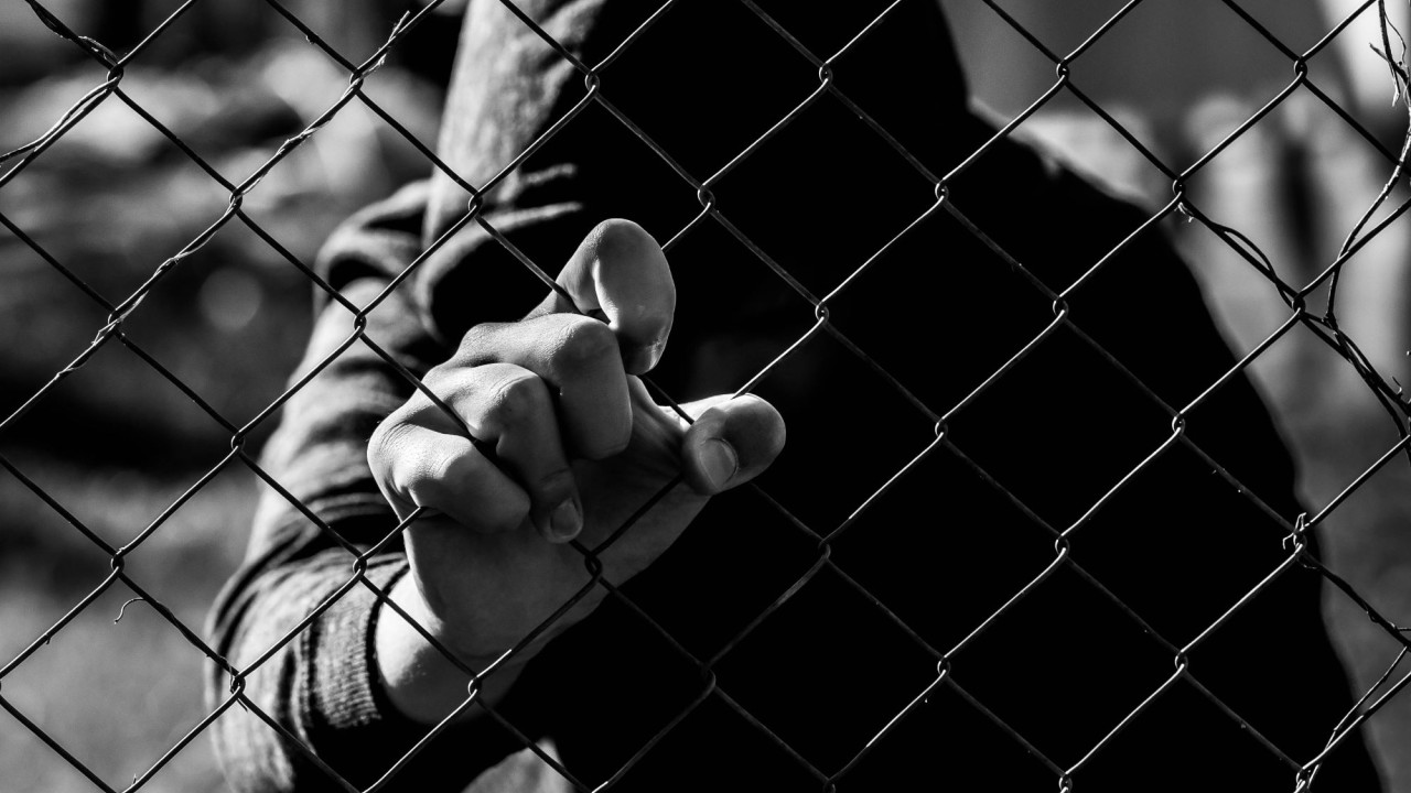 &Theta;&epsilon;&sigma;&sigma;&alpha;&lambda;&omicron;&nu;ί&kappa;&eta;: &Sigma;&upsilon;&nu;&epsilon;&lambda;ή&phi;&theta;&eta; 16&chi;&rho;&omicron;&nu;&omicron;&sigmaf; &gamma;&iota;&alpha; &laquo;revenge porn&raquo; &kappa;&alpha;&iota; &sigma;&omega;&mu;&alpha;&tau;&iota;&kappa;ή &beta;&lambda;ά&beta;&eta; &sigma;&epsilon; &delta;ύ&omicron; &alpha;&nu;ή&lambda;&iota;&kappa;&epsilon;&sigmaf;