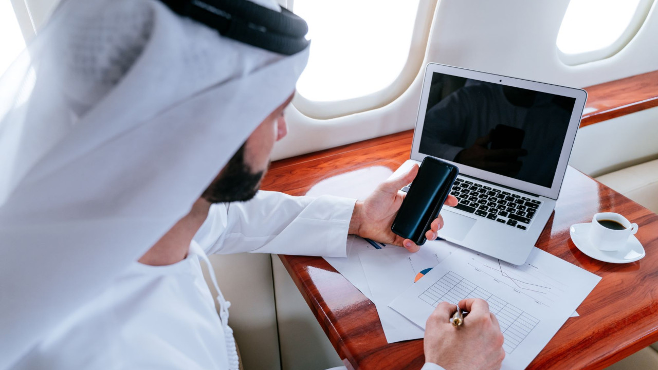 ΛΙΒΑΝΟΣ: ΜΗΧΑΝΙΚΟΣ ΕΞΑΠΑΤΟΥΣΕ ΠΟΛΙΤΙΚΟΥΣ ΚΑΙ ΕΠΙΧΕΙΡΗΜΑΤΙΕΣ, ΥΠΟΔΥΟΜΕΝΟΣ ΣΑΟΥΔΑΡΑΒΑ ΠΡΙΓΚΙΠΑ