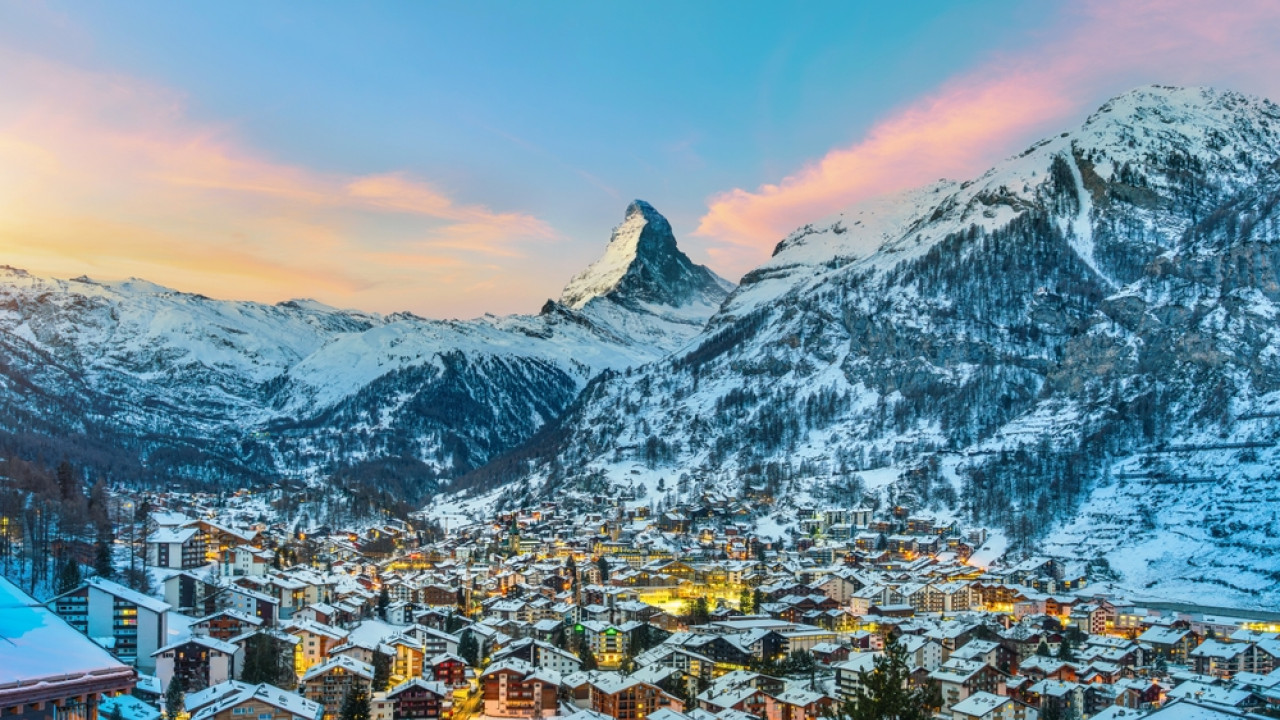EΚΚΕΝΩΝΟΝΤΑΙ ΧΩΡΙΑ ΣΤΙΣ ΑΛΠΕΙΣ - TΟΥΡΙΣΤΕΣ ΚΛΗΘΗΚΑΝ ΝΑ ΑΠΟΜΑΚΡΥΝΘΟΥΝ ΛΟΓΩ ΤΗΣ ΣΦΟΔΡΗΣ ΧΙΟΝΟΠΤΩΣΗΣ