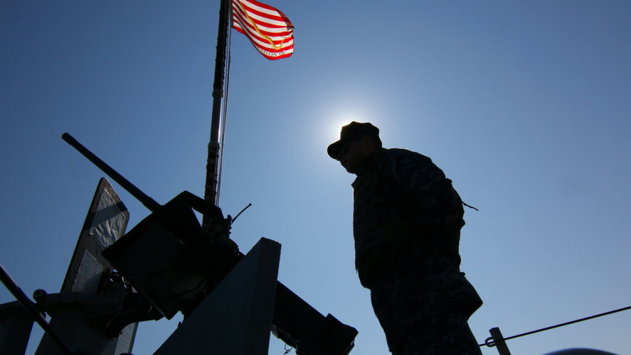 WSJ: &Delta;ύ&omicron; &pi;&lambda;&omicron;ί&alpha; &tau;&omicron;&upsilon; &Pi;&omicron;&lambda;&epsilon;&mu;&iota;&kappa;&omicron;ύ &Nu;&alpha;&upsilon;&tau;&iota;&kappa;&omicron;ύ &tau;&omega;&nu; &Eta;&Pi;&Alpha; &sigma;&upsilon;&gamma;&kappa;&rho;&omicron;ύ&sigma;&tau;&eta;&kappa;&alpha;&nu; &sigma;&epsilon; &theta;&alpha;&lambda;ά&sigma;&sigma;&iota;&alpha; &pi;&epsilon;&rho;&iota;&omicron;&chi;ή &kappa;&omicron;&nu;&tau;ά &sigma;&tau;&eta; &Nu;ό&tau;&iota;&alpha; &Alpha;&mu;&epsilon;&rho;&iota;&kappa;ή