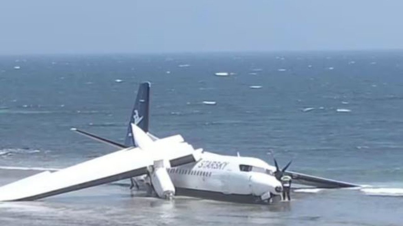 ΑΕΡΟΣΚΑΦΟΣ ΜΕ 55 ΕΠΙΒΑΤΕΣ «ΠΡΟΣΓΕΙΩΘΗΚΕ» ΣΤΗ ΘΑΛΑΣΣΑ ΣΤΗ ΣΟΜΑΛΙΑ - ΒΙΝΤΕΟ ΑΠΟ ΤΗ ΔΙΑΣΩΣΗ