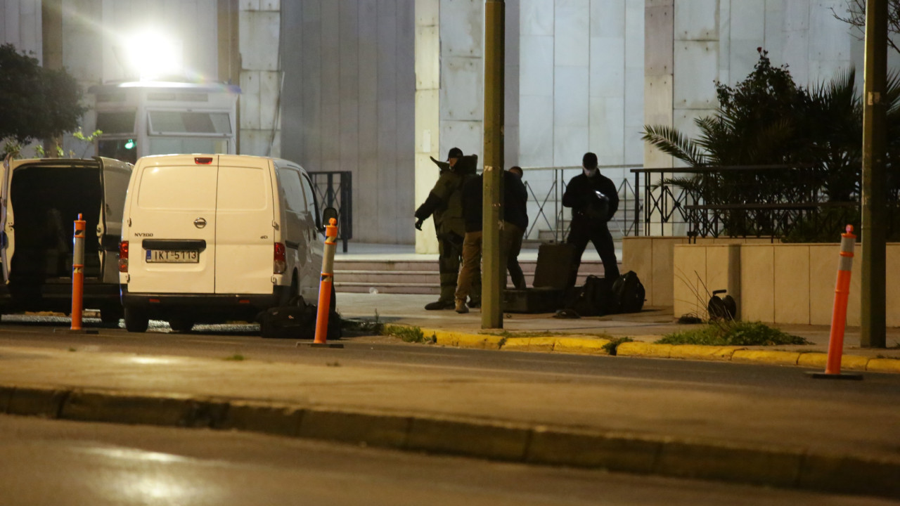 ΣΥΝΑΓΕΡΜΟΣ ΣΤΗΝ ΑΣΤΥΝΟΜΙΑ: ΠΡΟΣΗΧΘΗ ΑΝΤΡΑΣ ΜΕ ΧΕΙΡΟΒΟΜΒΙΔΕΣ ΕΞΩ ΑΠΟ ΤΗ ΓΑΔΑ - ΔΕΙΤΕ ΒΙΝΤΕΟ