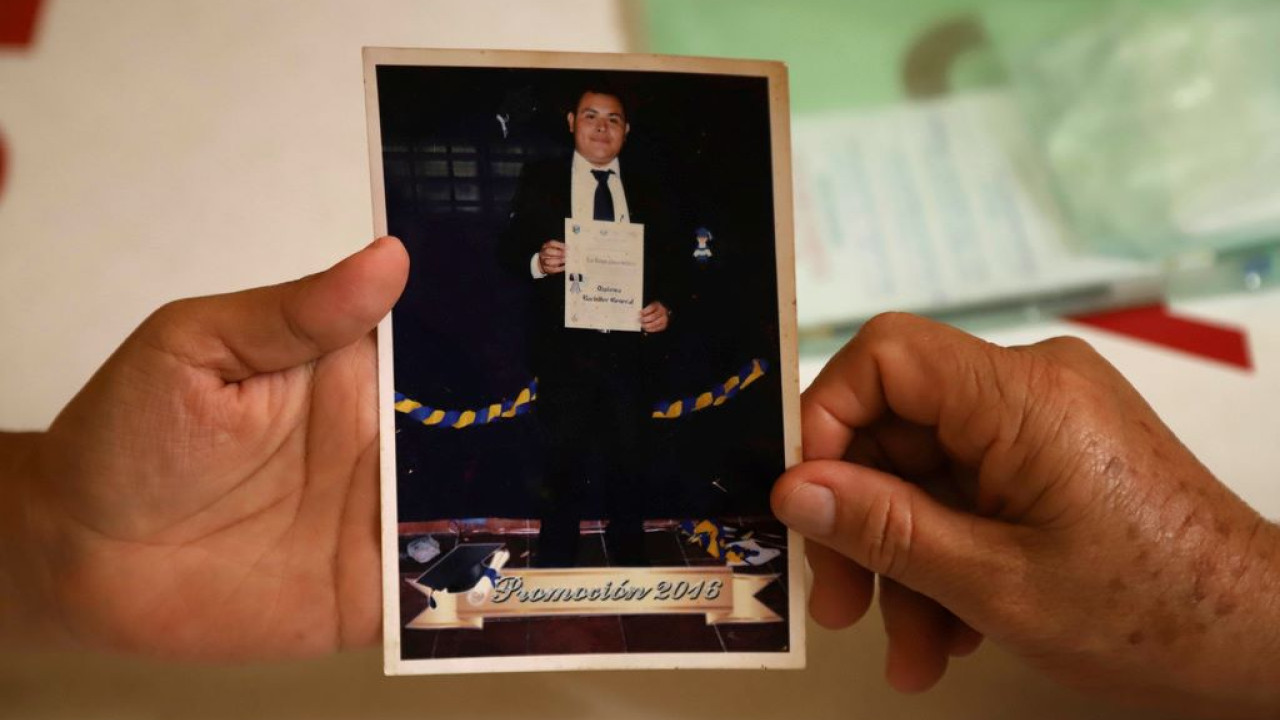 &Delta;&epsilon;&kappa;ά&delta;&epsilon;&sigmaf; &pi;&omicron;&lambda;&iota;&tau;&iota;&kappa;&omicron;ί &kappa;&rho;&alpha;&tau;&omicron;ύ&mu;&epsilon;&nu;&omicron;&iota; &laquo;&sigma;&alpha;&pi;ί&zeta;&omicron;&upsilon;&nu;&raquo; &sigma;&tau;&iota;&sigmaf; &phi;&upsilon;&lambda;&alpha;&kappa;έ&sigmaf; &tau;&omicron;&upsilon; &Epsilon;&lambda; &Sigma;&alpha;&lambda;&beta;&alpha;&delta;ό&rho; &ndash; &Kappa;&alpha;&tau;&alpha;&gamma;&gamma;&epsilon;&lambda;ί&alpha; &alpha;&pi;ό &Mu;&Kappa;&Omicron;