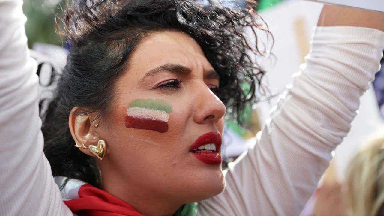 ΜΕ ΔΗΜΕΥΣΗ ΠΕΡΙΟΥΣΙΩΝ ΑΠΕΙΛΟΥΝΤΑΙ ΟΙ ΙΡΑΝΟΙ ΤΟΥ ΕΞΩΤΕΡΙΚΟΥ ΠΟΥ ΕΠΙΚΡΙΝΟΥΝ ΤΟ ΚΑΘΕΣΤΩΣ